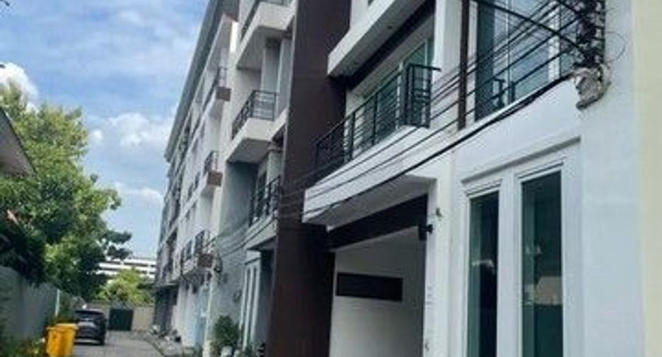 For sale 1 bed townhouse in Khan Na Yao, Bangkok