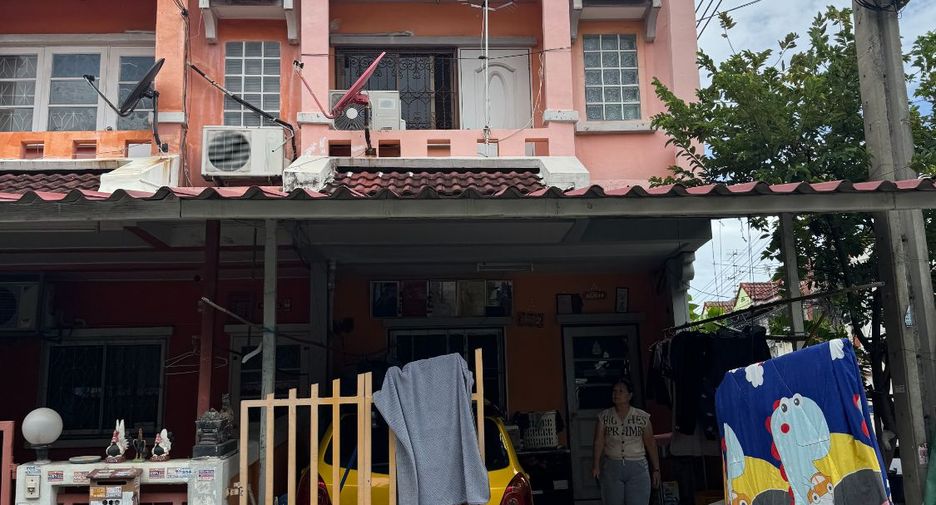 Casa adosada en venta de 3 habitaciones en Bang Khun Thian, Bangkok