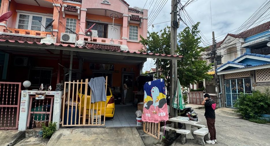 Casa adosada en venta de 3 habitaciones en Bang Khun Thian, Bangkok