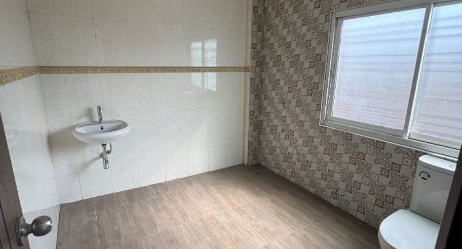 Gewerbefläche zur Miete mit 6 Zimmer in Nakhon Chai Si, Nakhon Pathom