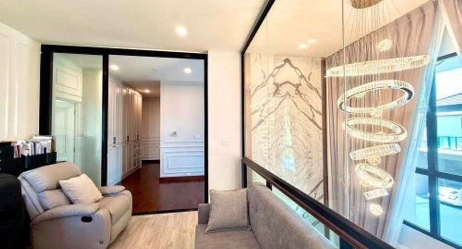 For sale 4 bedrooms house in Wang Thonglang, Bangkok
