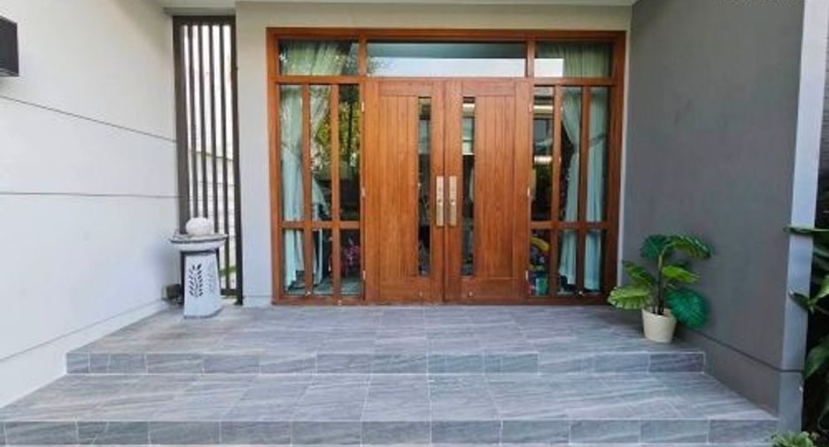 For sale 4 bedrooms house in Wang Thonglang, Bangkok