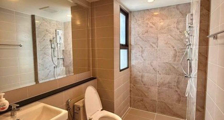 For sale 4 bedrooms house in Wang Thonglang, Bangkok