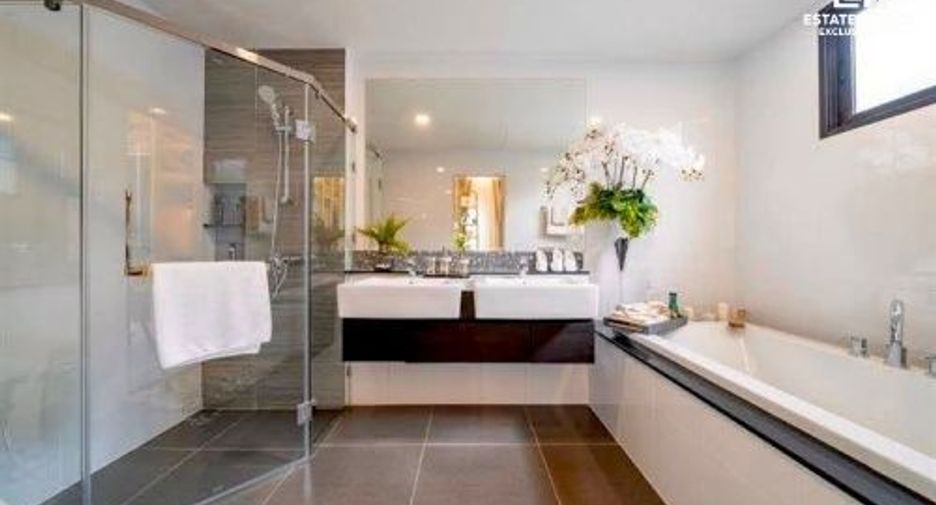 For sale 4 bedrooms house in Wang Thonglang, Bangkok