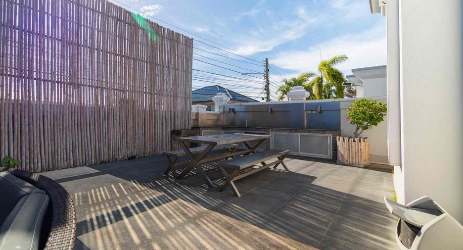 For rent 5 bedrooms villa in Bang Lamung, Chonburi