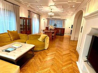 Casa en alquiler de 4 habitaciones en Bang Kapi, Bangkok