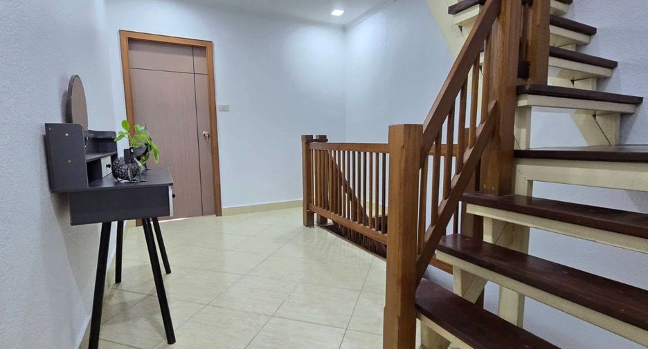 For rent 4 bedrooms townhouse in Bang Lamung, Chonburi