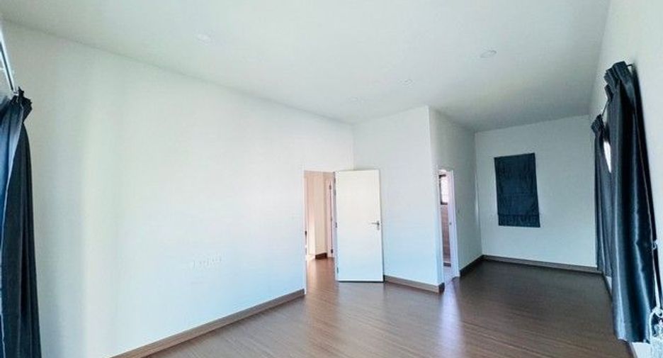 For sale 4 bedrooms house in Khlong Sam Wa, Bangkok