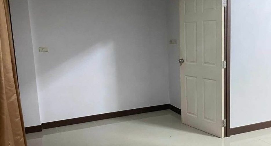 Casa adosada en venta de 3 habitaciones en Phan Thong, Chonburi