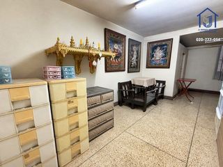 For sale 4 bedrooms retail Space in Ratchathewi, Bangkok