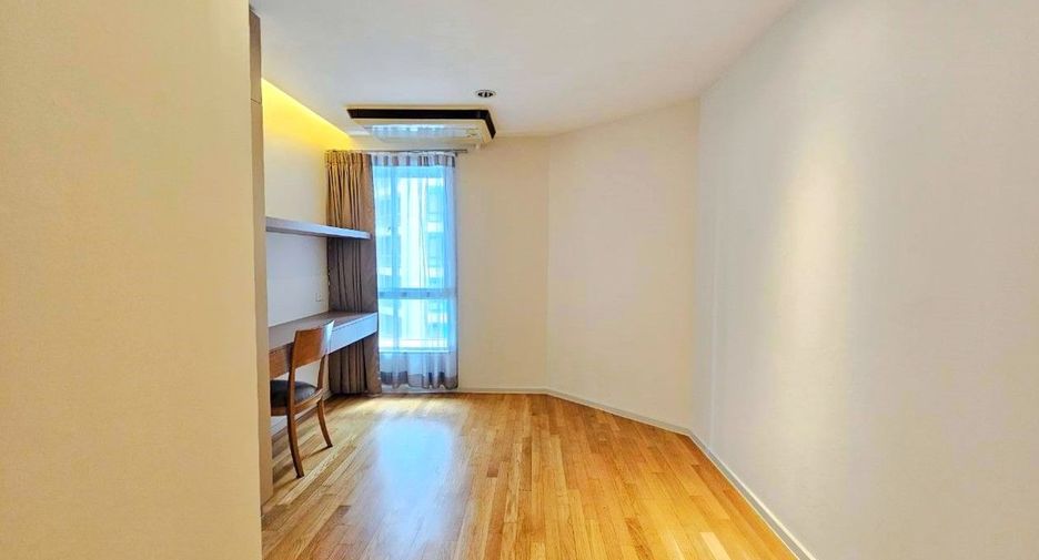 À louer 3 chambres appartement avec services à Sathon, Bangkok