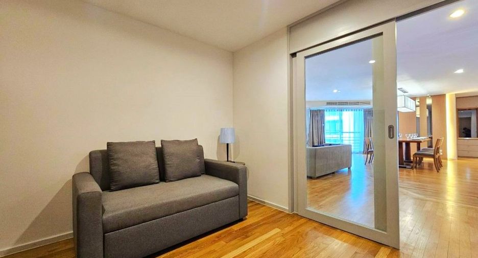 À louer 3 chambres appartement avec services à Sathon, Bangkok