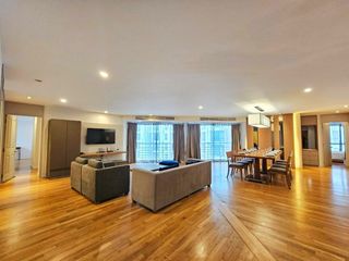 À louer 3 chambres appartement avec services à Sathon, Bangkok