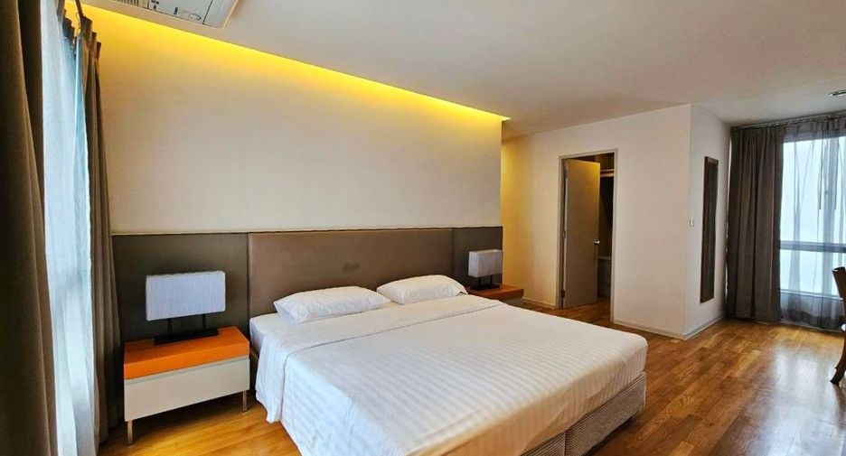 À louer 3 chambres appartement avec services à Sathon, Bangkok