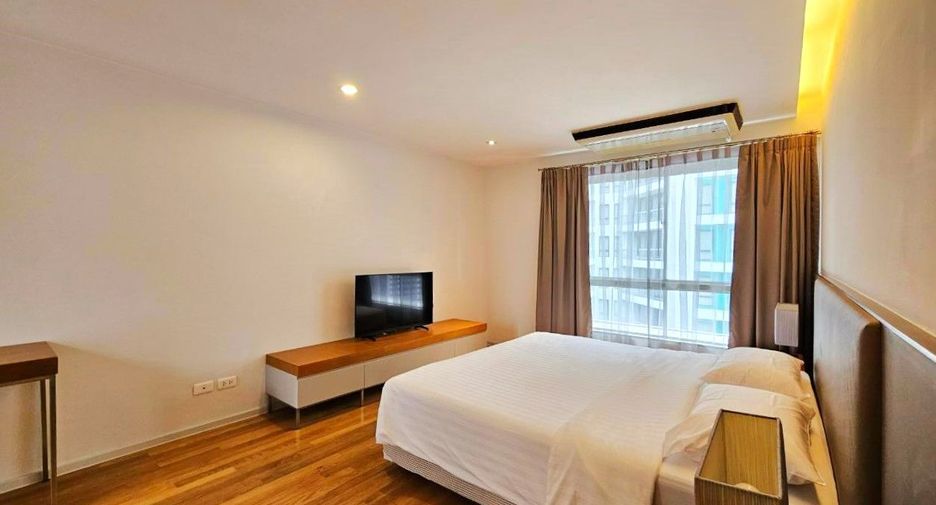 À louer 3 chambres appartement avec services à Sathon, Bangkok