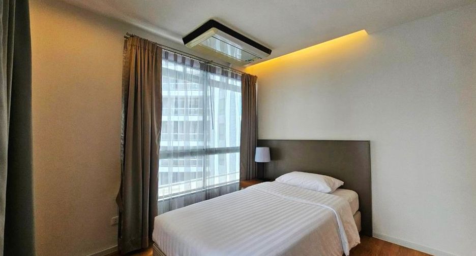 À louer 3 chambres appartement avec services à Sathon, Bangkok
