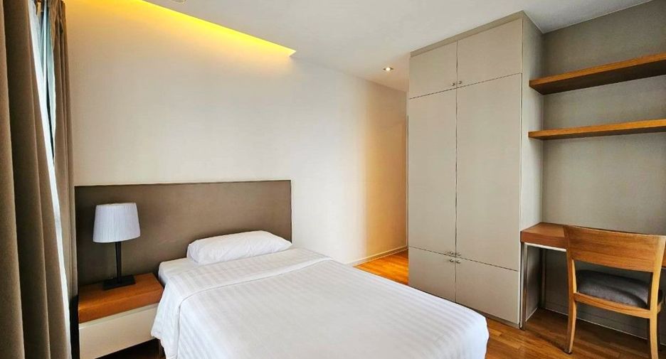 À louer 3 chambres appartement avec services à Sathon, Bangkok