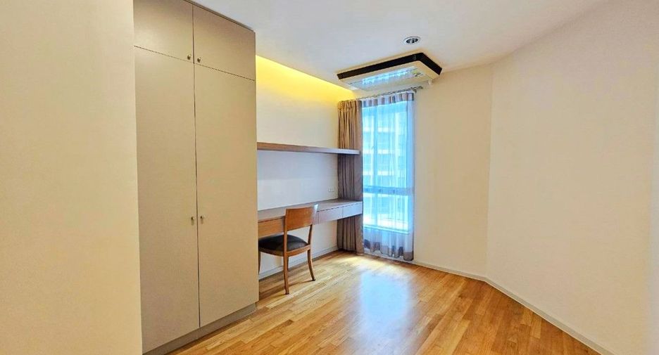À louer 3 chambres appartement avec services à Sathon, Bangkok