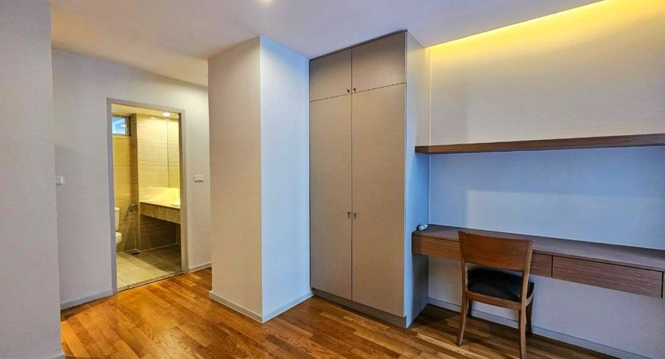 À louer 3 chambres appartement avec services à Sathon, Bangkok