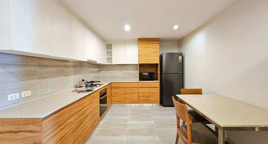 À louer 3 chambres appartement avec services à Sathon, Bangkok