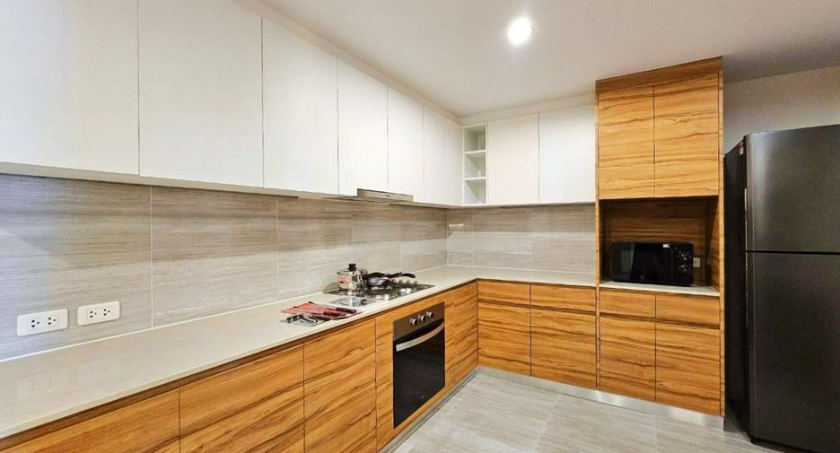 À louer 3 chambres appartement avec services à Sathon, Bangkok