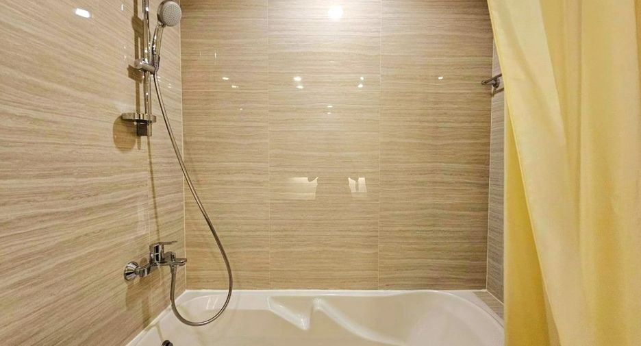 À louer 3 chambres appartement avec services à Sathon, Bangkok
