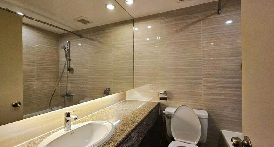 À louer 3 chambres appartement avec services à Sathon, Bangkok