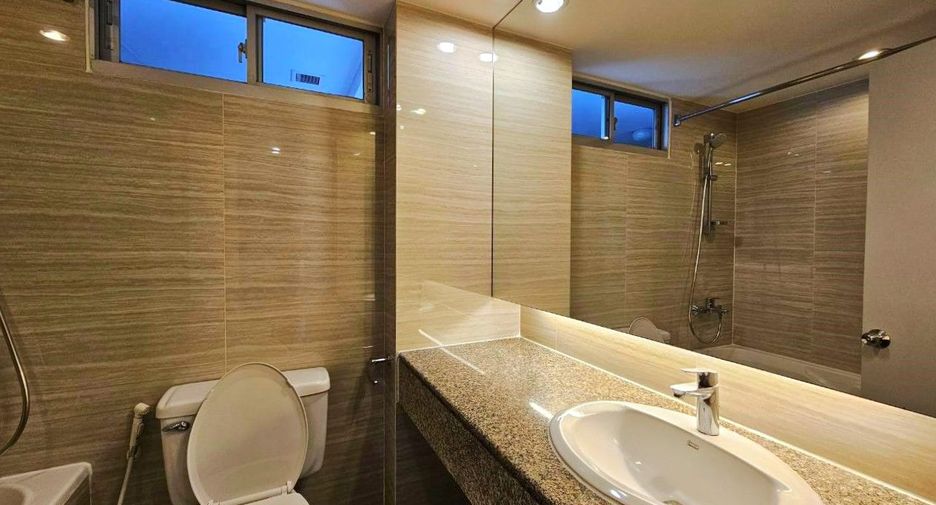 À louer 3 chambres appartement avec services à Sathon, Bangkok