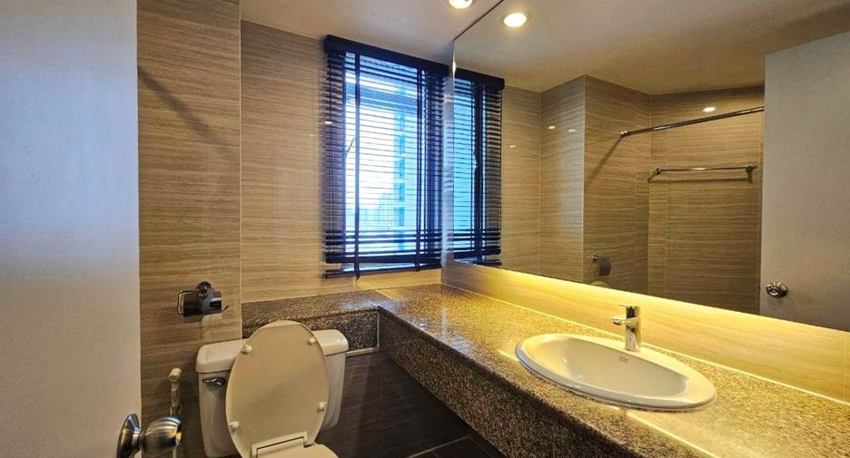 À louer 3 chambres appartement avec services à Sathon, Bangkok