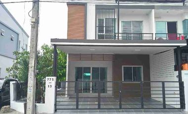 Reihenhaus zum Kauf mit 4 Zimmer in Khlong Sam Wa, Bangkok