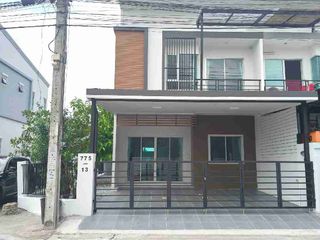 Casa adosada en venta de 4 habitaciones en Khlong Sam Wa, Bangkok