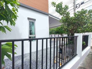 Casa adosada en venta de 4 habitaciones en Khlong Sam Wa, Bangkok