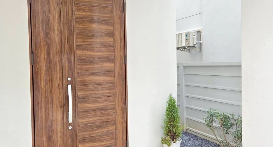 For rent 5 bedrooms house in Lat Krabang, Bangkok