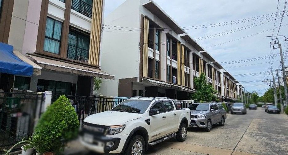 For sale 3 ベッドルーム townhouse in Phasi Charoen, Bangkok