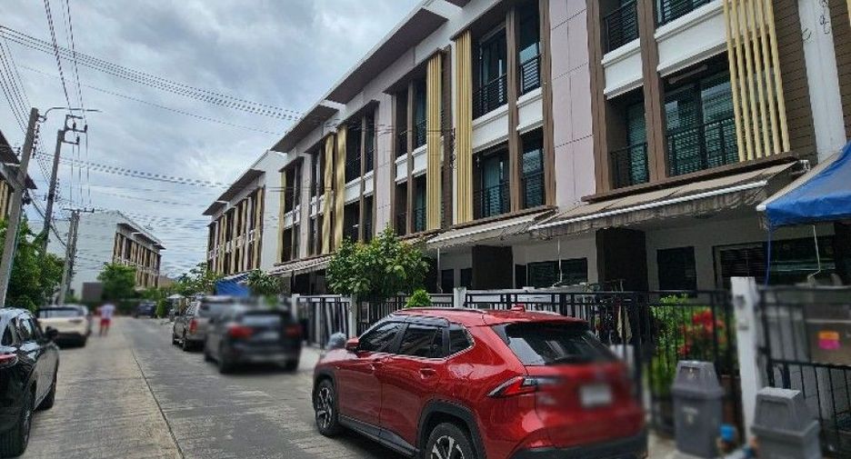 For sale 3 ベッドルーム townhouse in Phasi Charoen, Bangkok