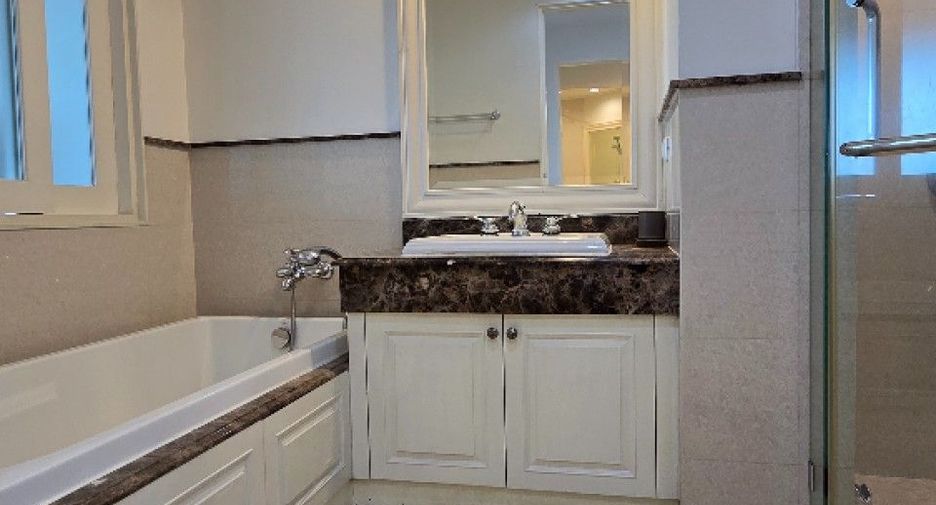 For sale 2 bedrooms condo in Khlong Toei, Bangkok