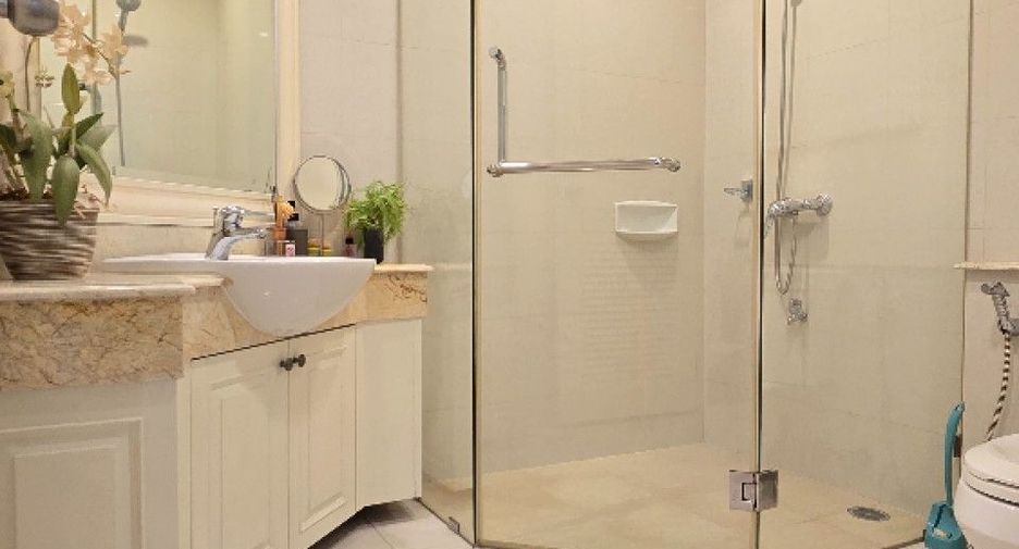 For sale 2 bedrooms condo in Khlong Toei, Bangkok