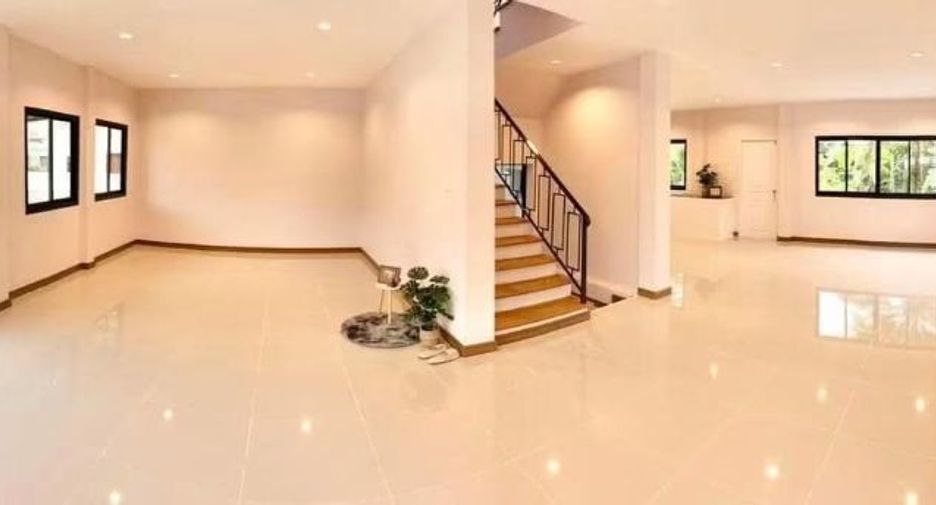 For rent 3 bedrooms townhouse in San Kamphaeng, Chiang Mai