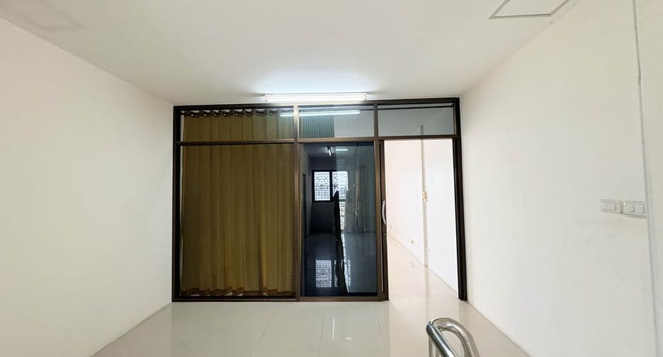 À louer 3 chambres local commercial à Bang Lamung, Chonburi