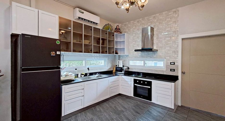 Villa en alquiler de 4 habitaciones en Jomtien, Pattaya
