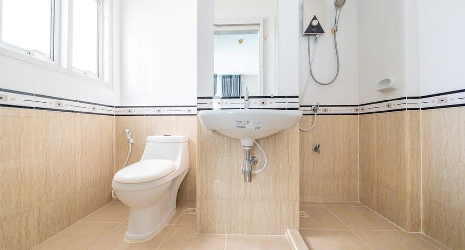 For sale 2 ベッドルーム condo in Bang Lamung, Chonburi