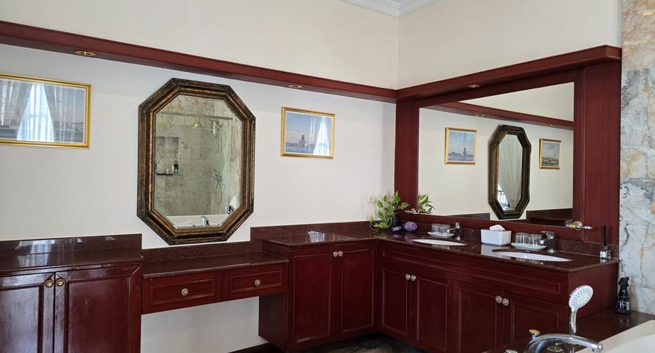 For sale 5 bedrooms villa in Bang Lamung, Chonburi