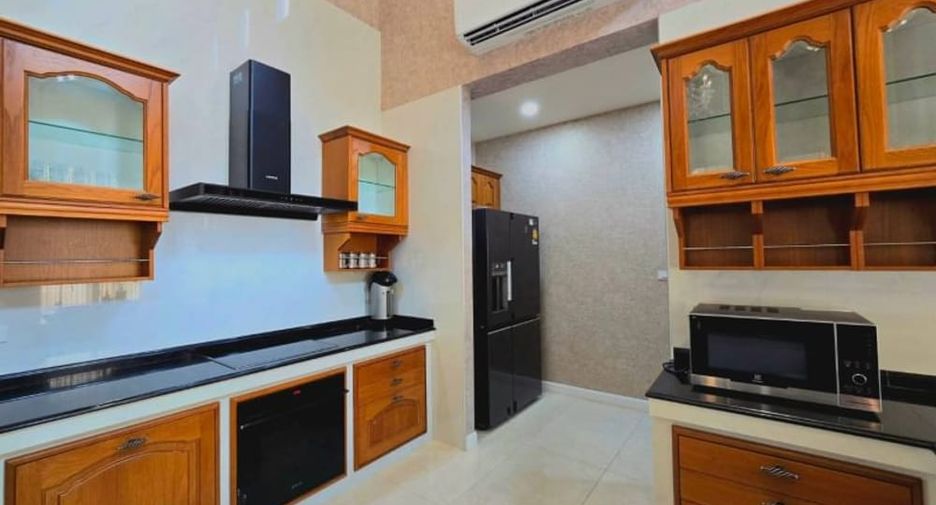 À louer 4 chambres villa à Huay Yai, Pattaya