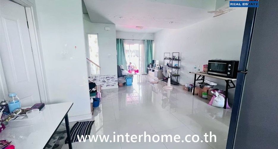 Casa adosada en venta de 3 habitaciones en Khlong Sam Wa, Bangkok