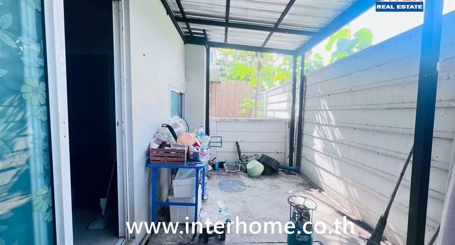 Casa adosada en venta de 3 habitaciones en Khlong Sam Wa, Bangkok