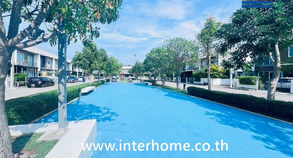 Casa adosada en venta de 3 habitaciones en Khlong Sam Wa, Bangkok