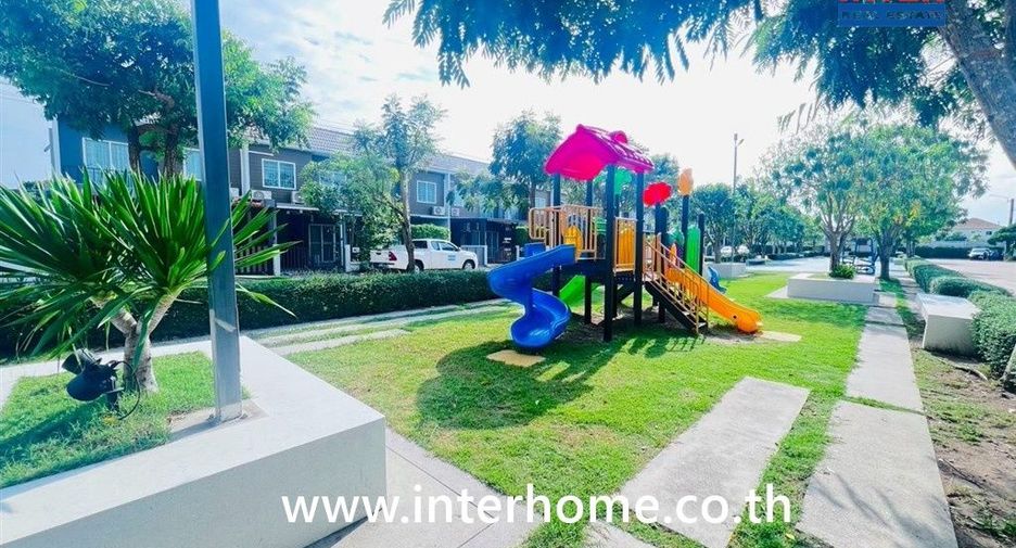 Casa adosada en venta de 3 habitaciones en Khlong Sam Wa, Bangkok