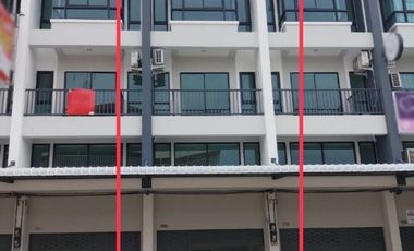 Local comercial en venta de 4 habitaciones en Bang Khae, Bangkok