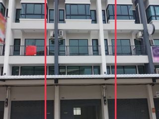 Local comercial en venta de 4 habitaciones en Bang Khae, Bangkok