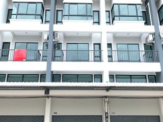 Local comercial en venta de 4 habitaciones en Bang Khae, Bangkok